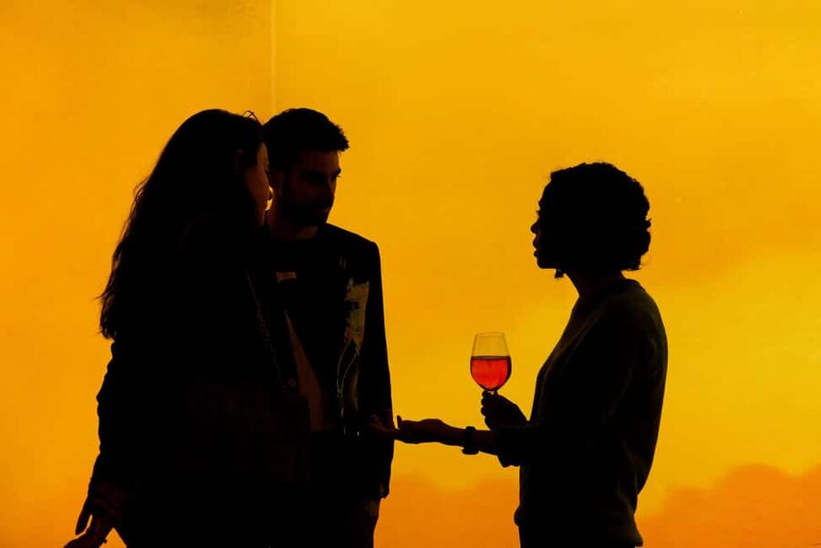London: FRAMELESS Lates Immersive Art Experience - The 6pm–10pm flow: galleries, drinks, and sound
