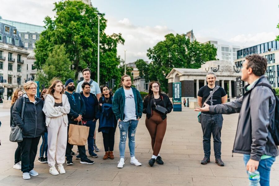 London: Ghastly Ghosts 2-Hour Walking Tour - Guides and storytelling style: what you’ll notice right away