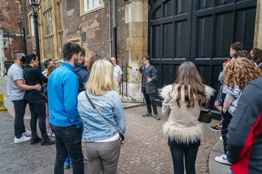 London: Ghost Walk and River Thames Boat Ride - Language and tone: what your guide brings to the night