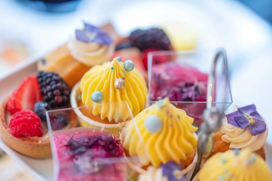 London: Gin and Afternoon Tea Bus Tour with Audio Guide - Audio Guide in English: How to Use It Without Missing the Sights