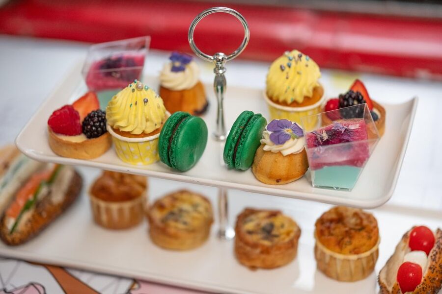 London: Gin and Afternoon Tea Bus Tour with Audio Guide - The Central London Route: London Eye, Westminster Abbey, Marble Arch