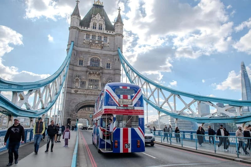London: Great British Afternoon Tea Bus Tour - Live commentary: the part that makes the route stick in your brain