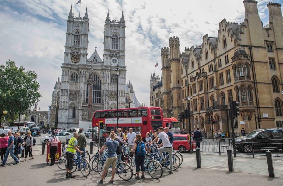 London: Guided Bike Tour of Central London - Waterloo Bridge views and the Banksy Tunnel finish