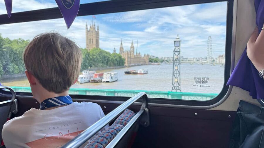 London: Guided Harry Potter Bus Tour of Locations - Getting to the Bus at Embankment Station (and Finding the Big Purple One)