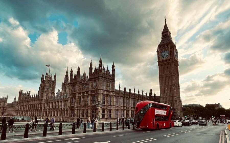 London: Guided Walking Tour with Changing Of The Guard - Trafalgar Square, Whitehall, and the classic London streetscapes