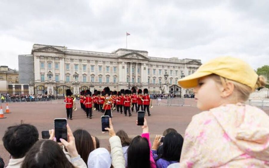 London: Guided Walking Tour with Changing Of The Guard - Meeting at Green Park: start where London feels open