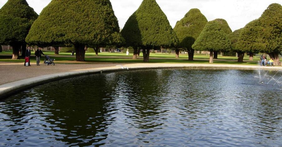 London: Hampton Court Private Guided Tour - Fast-track entrance: why skipping the line changes the day
