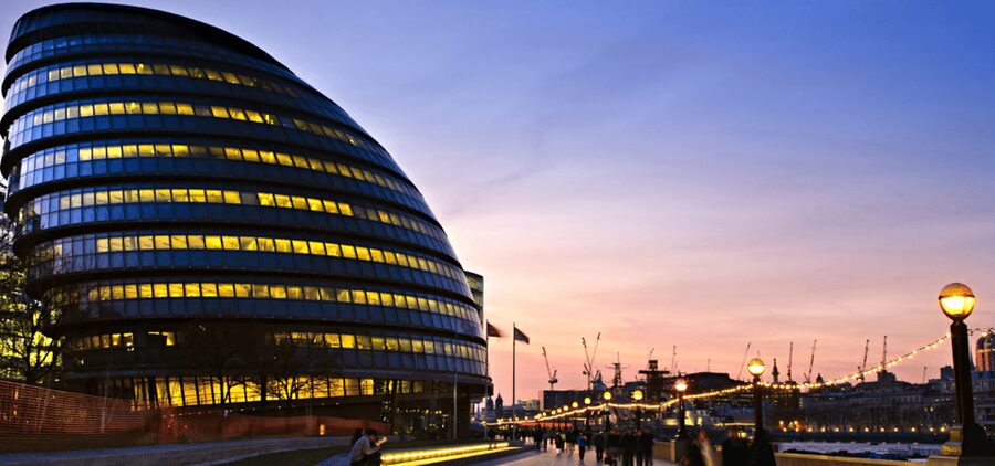 London: Harry Potter Movie Location Tour with an APP - Platform 9¾ and the Millennium Bridge Photo Moment