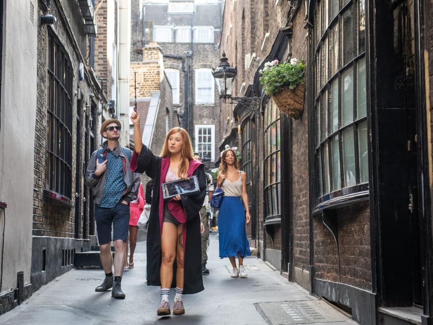 London: Harry Potter Tour and London Bridge Tombs Experience - King’s Cross Meeting Point and Platform 9 ¾ Photo Reality