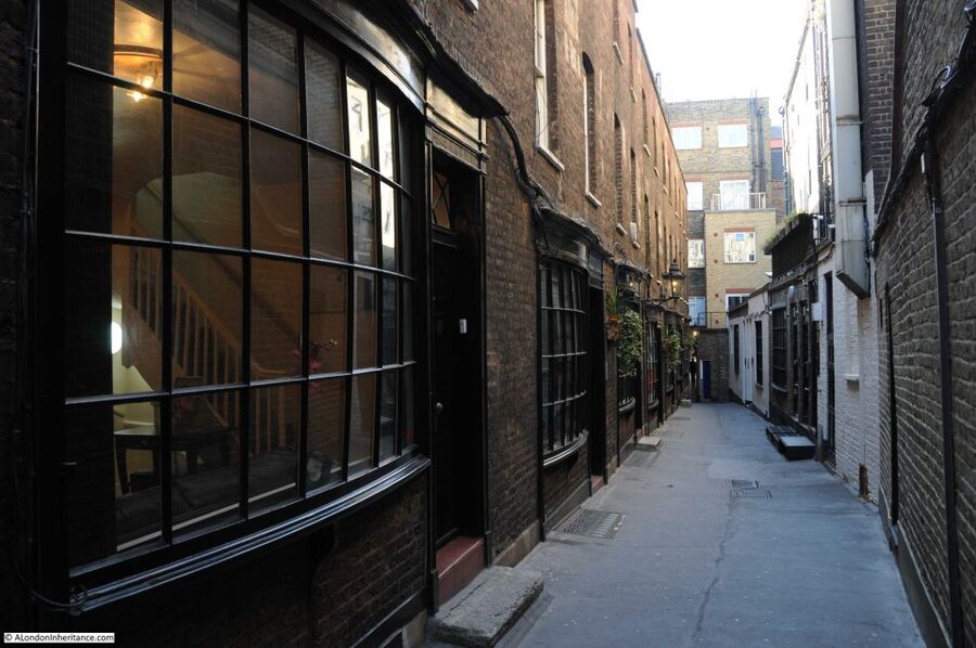 London: Harry Potter Walking Tour and River Thames Cruise - The Underground reality: two short tube rides you should plan for