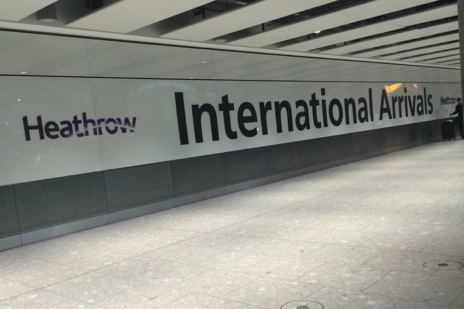 London Heathrow Airport Private Transfer Service To London - Meeting Your Driver at Heathrow: Name Board and Shop Landmarks