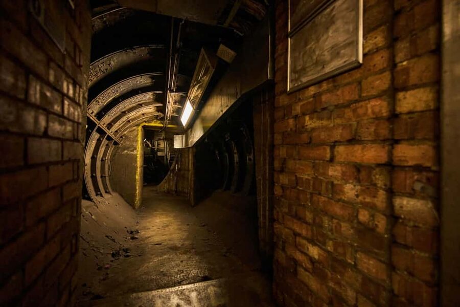 London: Hidden Tube Tour - Green Park Station - The secret ventilation shaft and the unusual view of Tube trains
