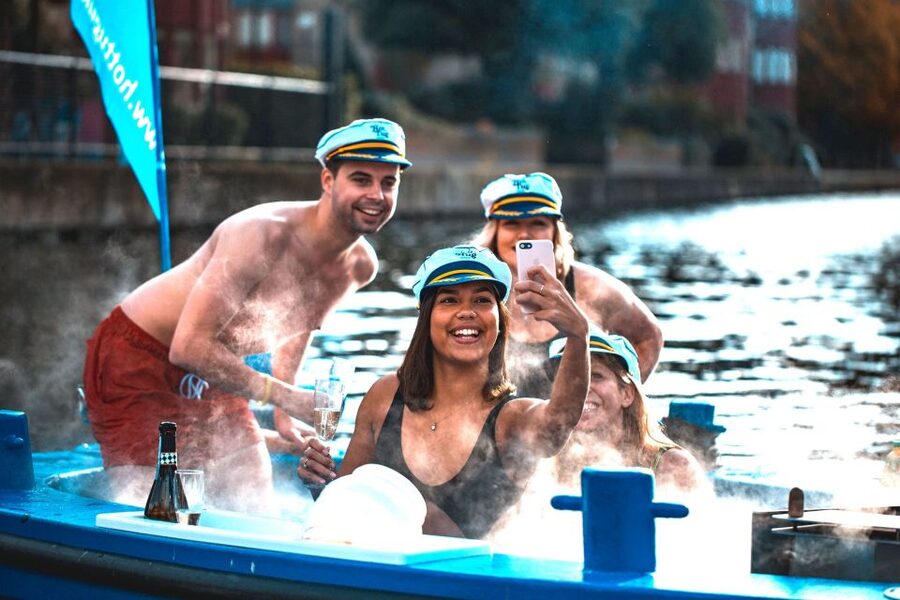 London: Hot Tub Boat Guided Historical Docklands Cruise - Timing, Weather, and What to Wear