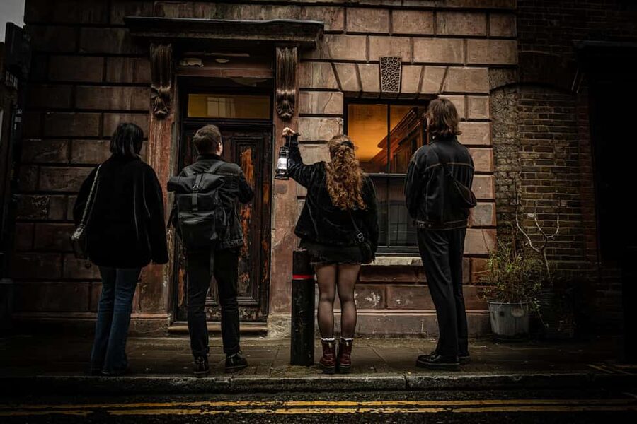 London: Interactive Jack the Ripper Night Walking Tour - How to plan your evening: shoes, layers, and when to eat