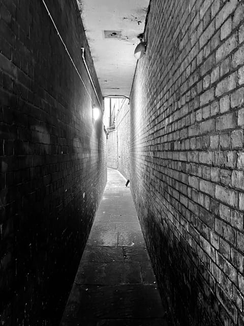 London: Jack the Ripper Tour and Underground Prison in Spanish - Newgate Prison below London: the stop you came for