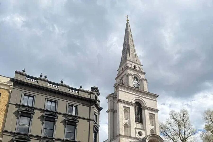 London: Jack the Ripper Tour with Drinks - Whitechapel with your first drink: atmosphere you can feel