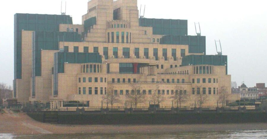 London: James Bond Shooting Locations Tour by Black Taxi - St Petersburg on Location: The Building Behind the Movie Illusion
