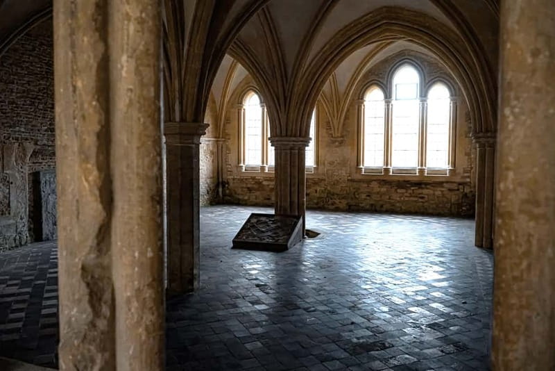 London: Lacock & The Cotswolds Harry Potter Small Group Tour - Your guide and the on-board setup: how the magic stays audible