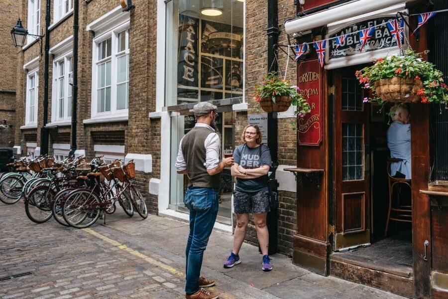 London: Landmarks & Secrets Bike Tour with Pub & Street Art - Pashley bikes, tweed guides, and why this feels like a London shortcut