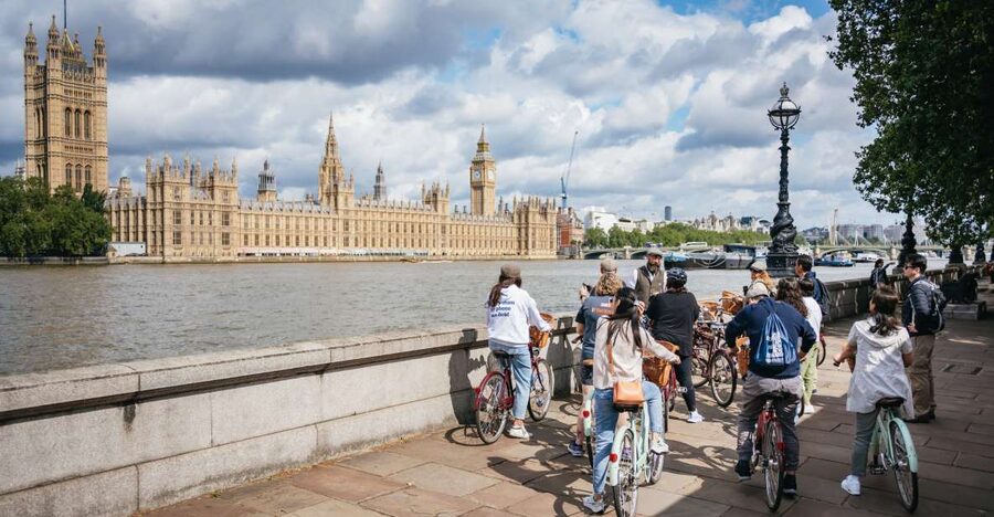 London: Landmarks & Secrets Bike Tour with Pub & Street Art - St James’s Park, Buckingham Palace, and the “how do I see this?” problem