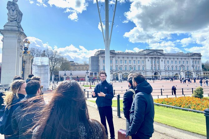 London: Landmarks Walking Tour - Where the tour starts: Trafalgar Square, then the city opens up