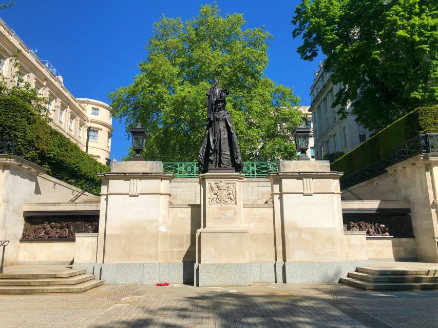 London: Life and Legacy of Queen Elizabeth II Private Tour - Key things you’ll notice on the walk