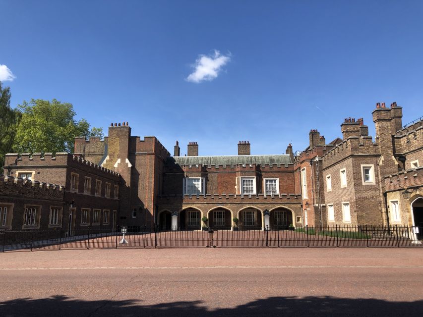 London: Life and Legacy of Queen Elizabeth II Private Tour - Mayfair opening, then straight into the Queen’s world