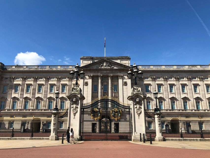 London: Life and Legacy of Queen Elizabeth II Private Tour - Downing Street and the human side of an institution