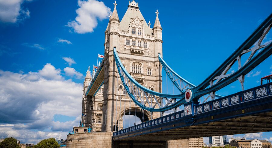 London: London Sightseeing Walking Tour with 30+ Sights - Included photo stops, but also included context