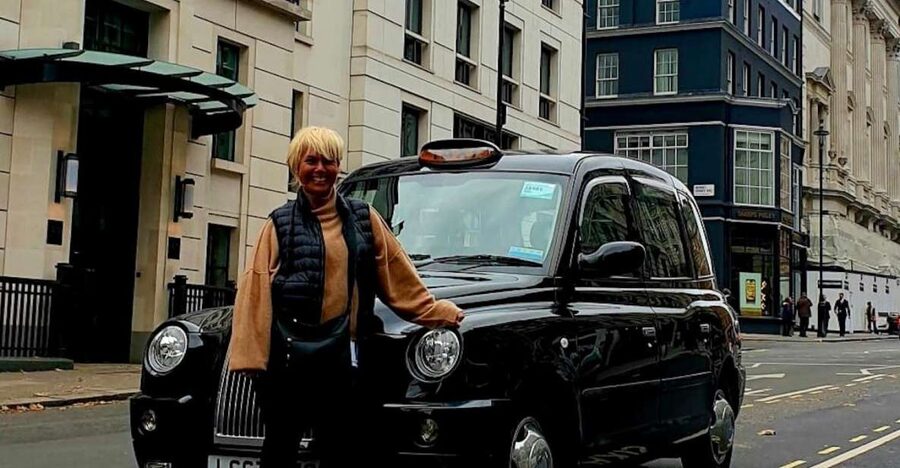 London: Monuments & Back Streets Guided Tour in Black Taxi - Buckingham Palace to Westminster Abbey: the classic route with real street-level context