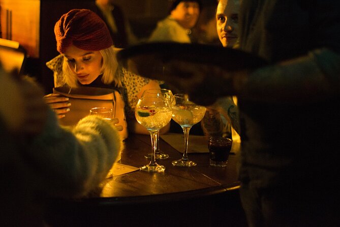 London Murder Mystery Dinner Cruise - How the mystery works: watching or joining the actors