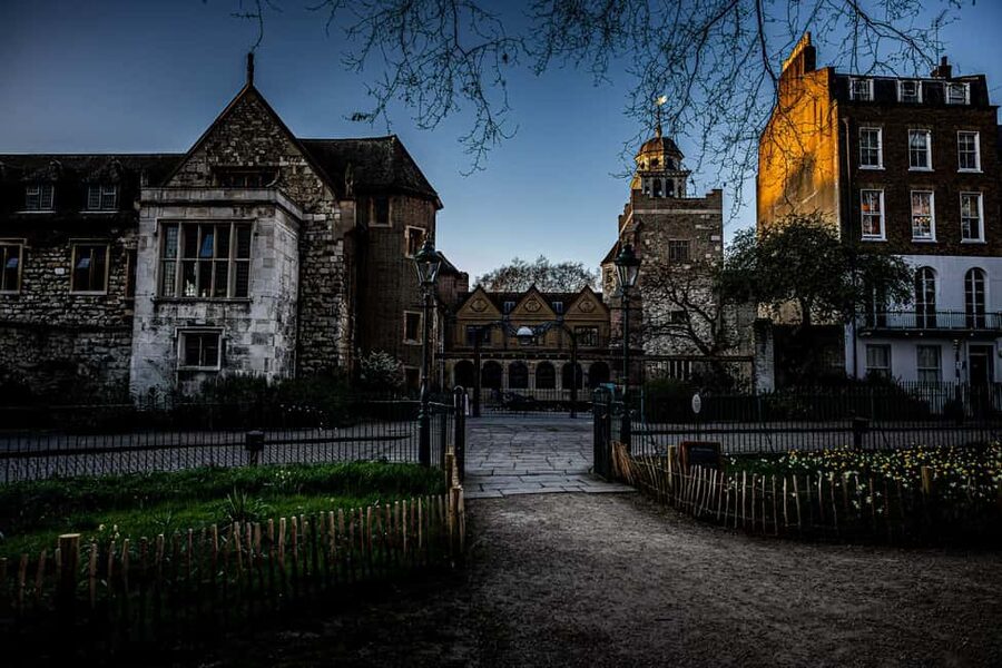 London Night Walking Tour: Ghosts & Haunting Legends - Price and guide quality: what $14 buys you (and what it doesn’t)