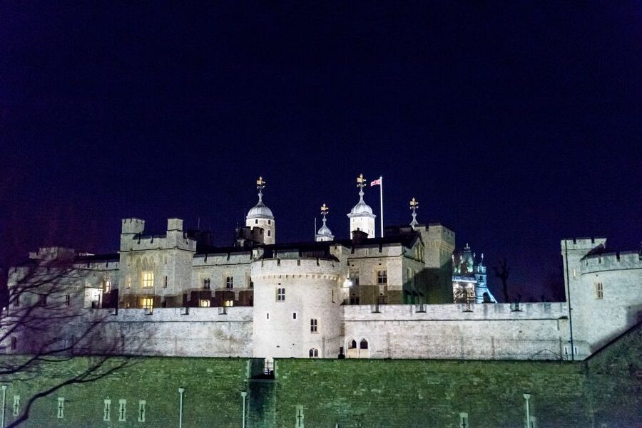 London: Nighttime Open-Top Sightseeing Tour with Live Guide - Live English Guide Energy Meets 12-Language Audio (Plus Kids’ Content)