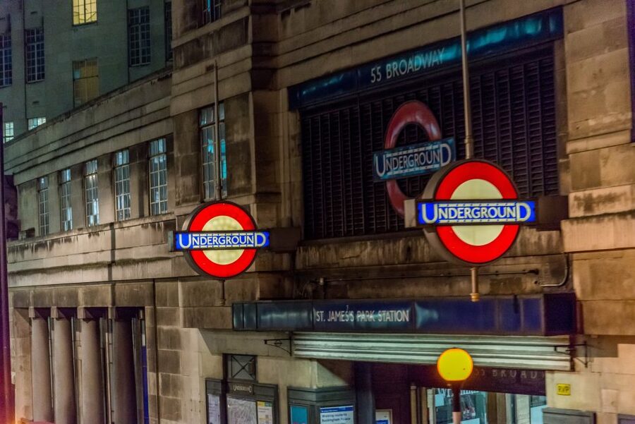 London: Nighttime Open-Top Sightseeing Tour with Live Guide - Seasonal Reality: Winter Night Skies vs Summer Daylight