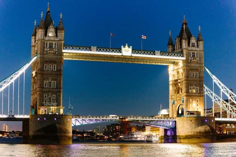 London Package: Royal Bike Tour with River Thames Cruise - Big Ben and Parliament: seeing the chaos behind the clock