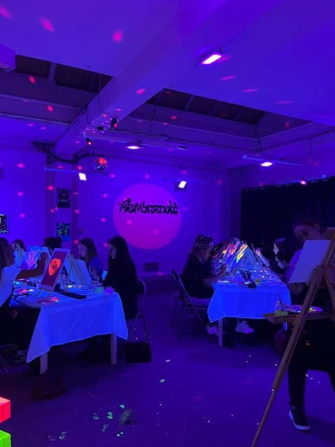 London: Paint and Sip in the Dark with Bottomless Drinks - How the 2-hour session plays out (so you know what to expect)