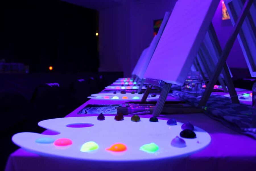London: Paint and Sip in the Dark with Bottomless Drinks - Who should book this Paint & Sip in the Dark experience