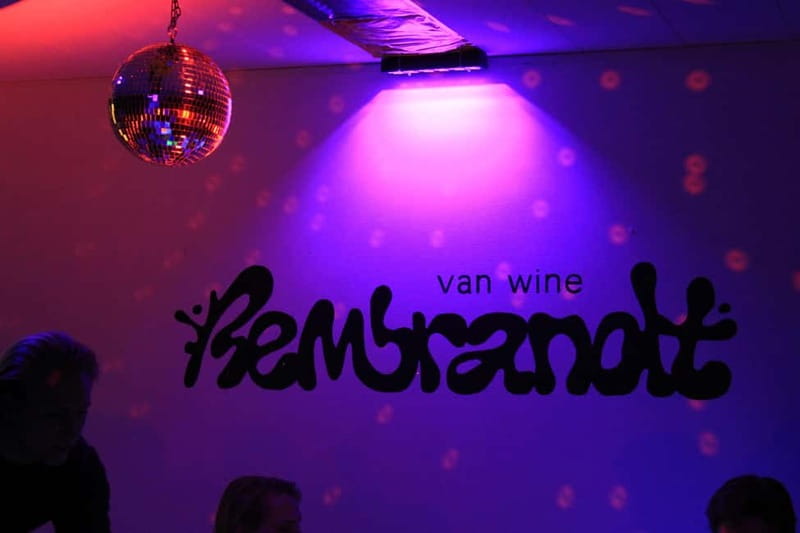 London: Paint and Sip in the Dark with Bottomless Drinks - FAQ