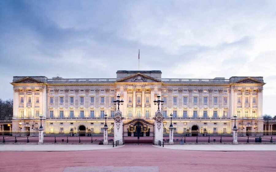 London: Palaces and Parliament Walking Tour - Trafalgar Square and the Whitehall stretch: symbols you can actually see
