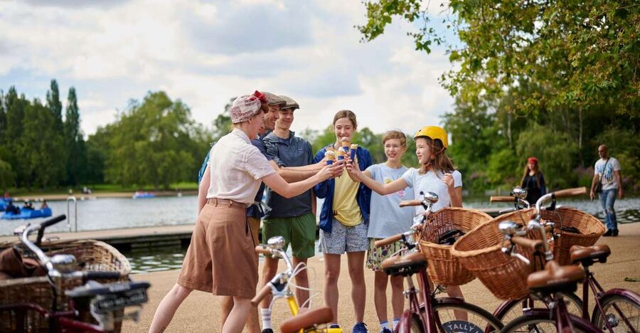 London: Private Family Guided Bike Tour with Childseats - A Private Guide Who Handles the City Tempo