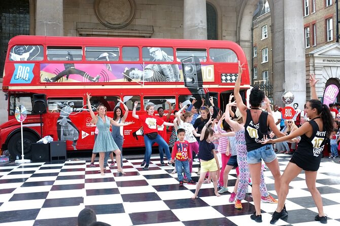 London Private Family Tour Museum Visit for Kids and Games - Taking the Tube like a London family
