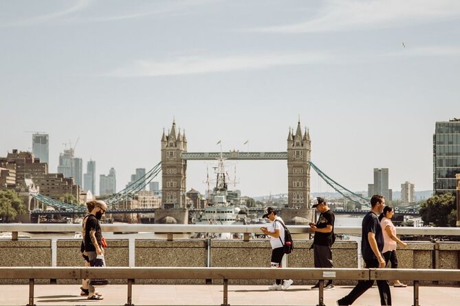 London Private Layover Tour with a Local Guide: Tailored to Your Interests - Fish and chips without the airport compromise at Poppies