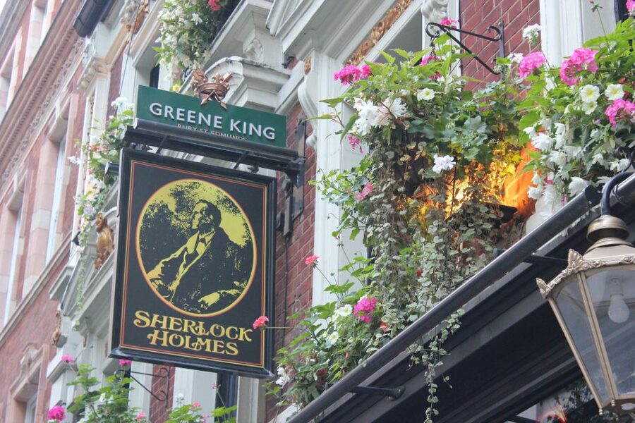 London: Private Pub Tour - From Embankment Station to the Split-in-Two Pub