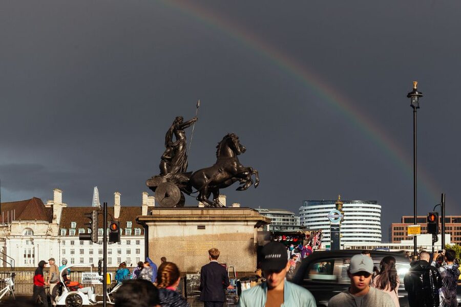 London: Private Tour with Locals – Highlights & Hidden Gems - Borough Market: where the tour shifts from monuments to everyday London