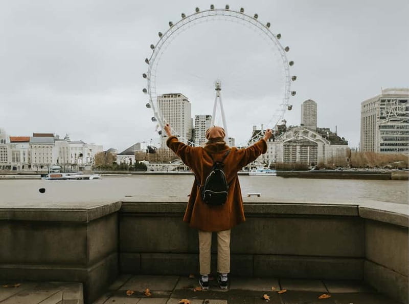 London: Private travel vacation photoshoot -Romantic Special - Why This Private London Romantic Photoshoot Works Near Westminster Bridge