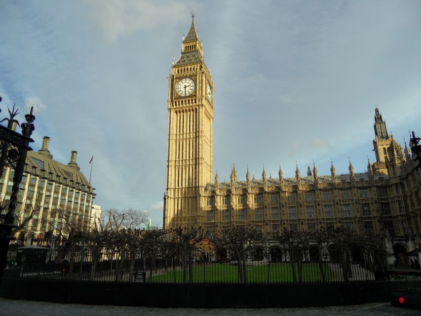 London: Private Walking Sightseeing Tour - Buckingham Palace and the Changing of the Guards moment