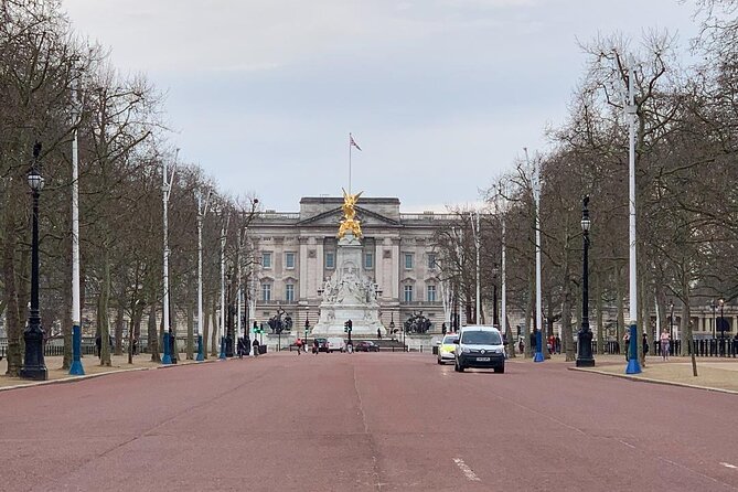 London Private Walking Tour with Brazilian Portuguese Guide - Stop-by-stop: Buckingham Palace, Westminster, and the best photo angles