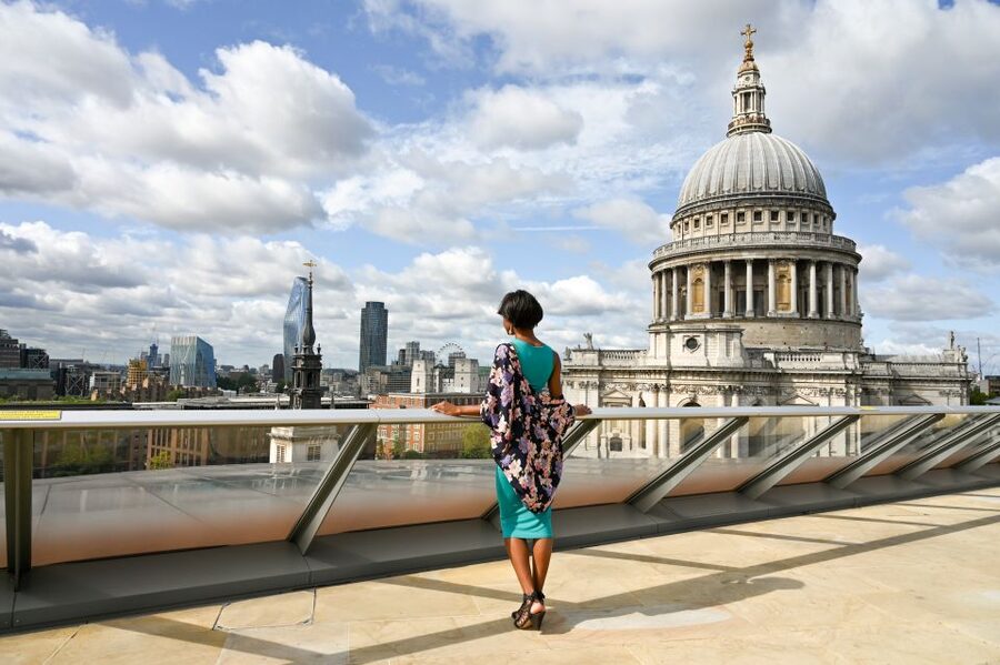 London: Professional Private Photoshoot and Edited Photos - The Editing Promise: 30–40 Photos, Delivered Within 48 Hours