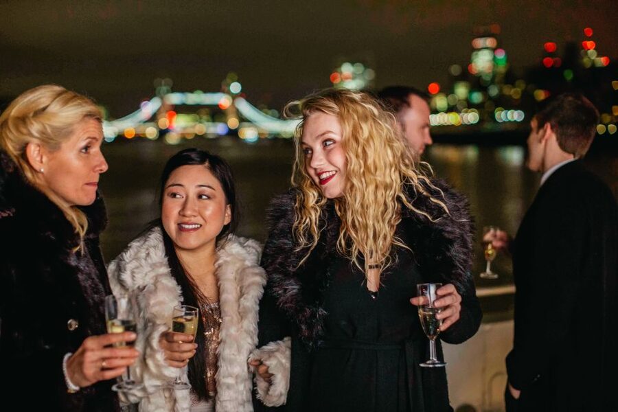 London: River Thames Dinner Cruise - Live singer and dancing: a cabaret-style atmosphere without the pressure