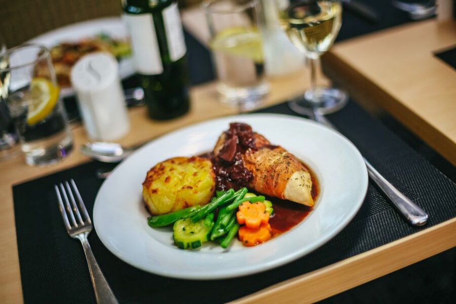 London: River Thames Dinner Cruise - Where to sit, what to watch, and how to take better photos